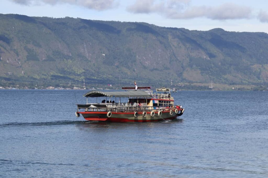 Boat lake toba