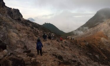 hiking sibayak volcano